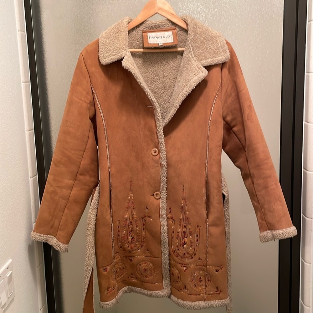 M tan suede and fleece-like embroidered coat
